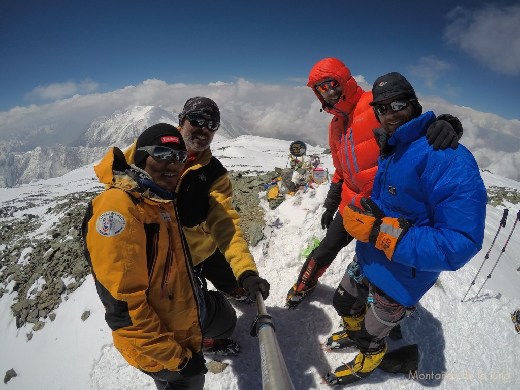 Cima del Pico Lenin, 7.134 mts., de izquierda a derecha, guía nepalí (batman), Luis, Ilan y Javi